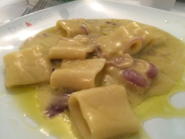 Pasta con crema di fave e cipolla vegan Italy